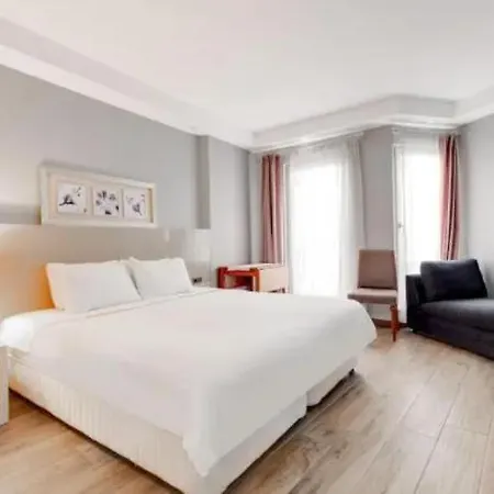 לינה וארוחת בוקר Yanki 3*