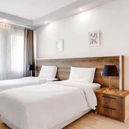 לינה וארוחת בוקר Yanki 3*