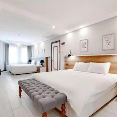 Yanki לינה וארוחת בוקר 3*